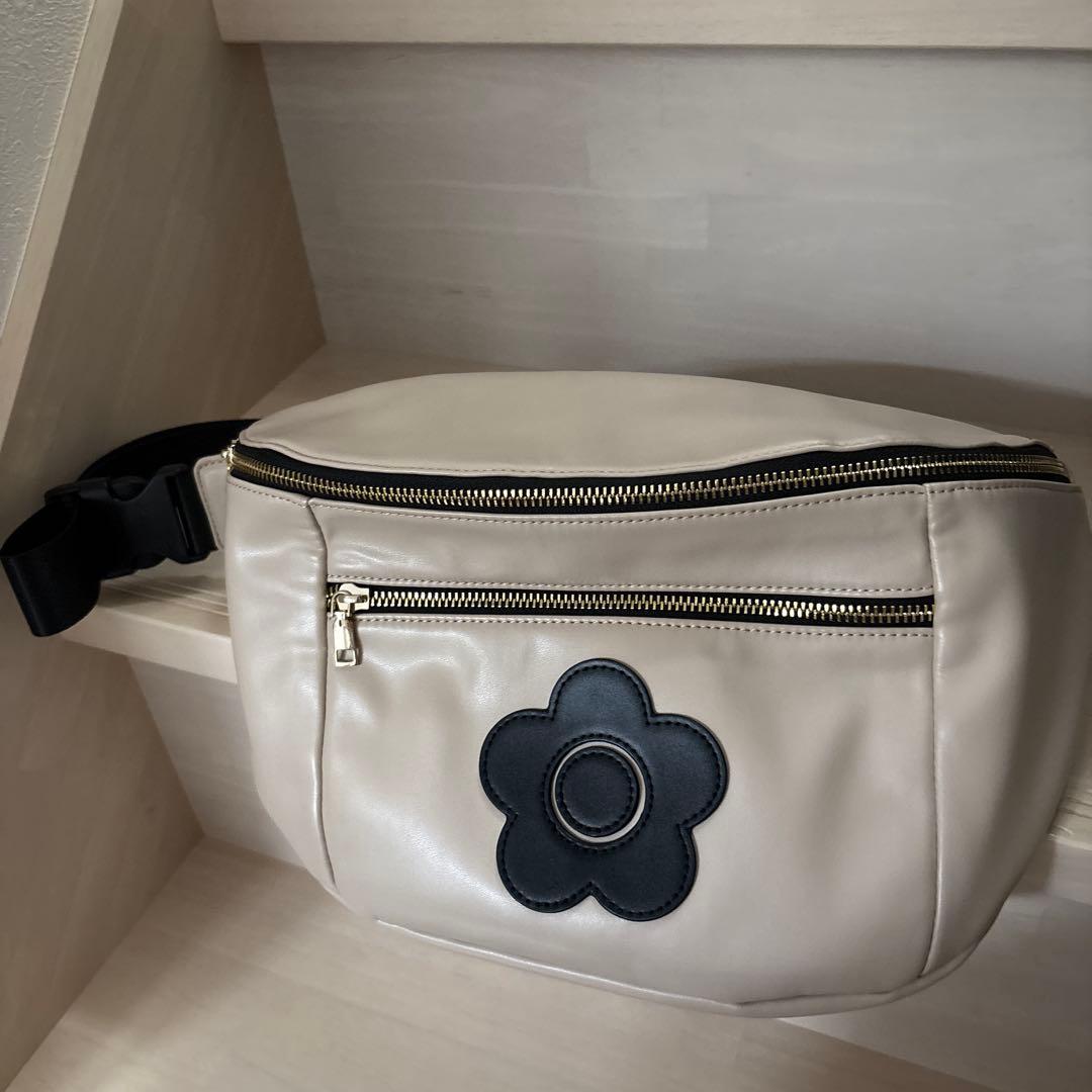 ら*ん様 マリークワント フロントポケットデイジーパッチ ボディバッグ ベージュ