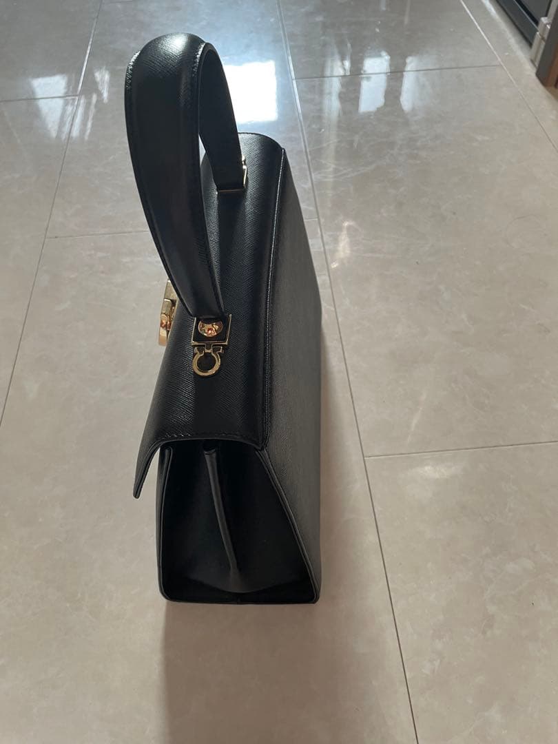 ブラックレザーハンドバッグ ゴールド金具