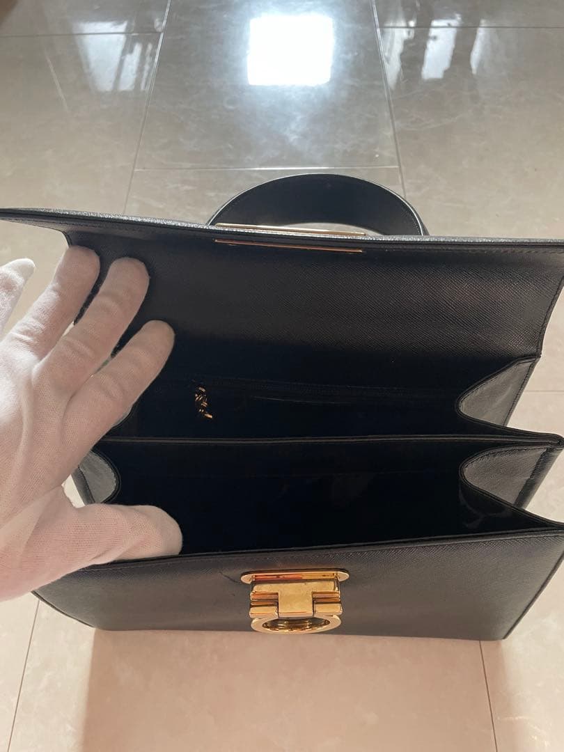 ブラックレザーハンドバッグ ゴールド金具