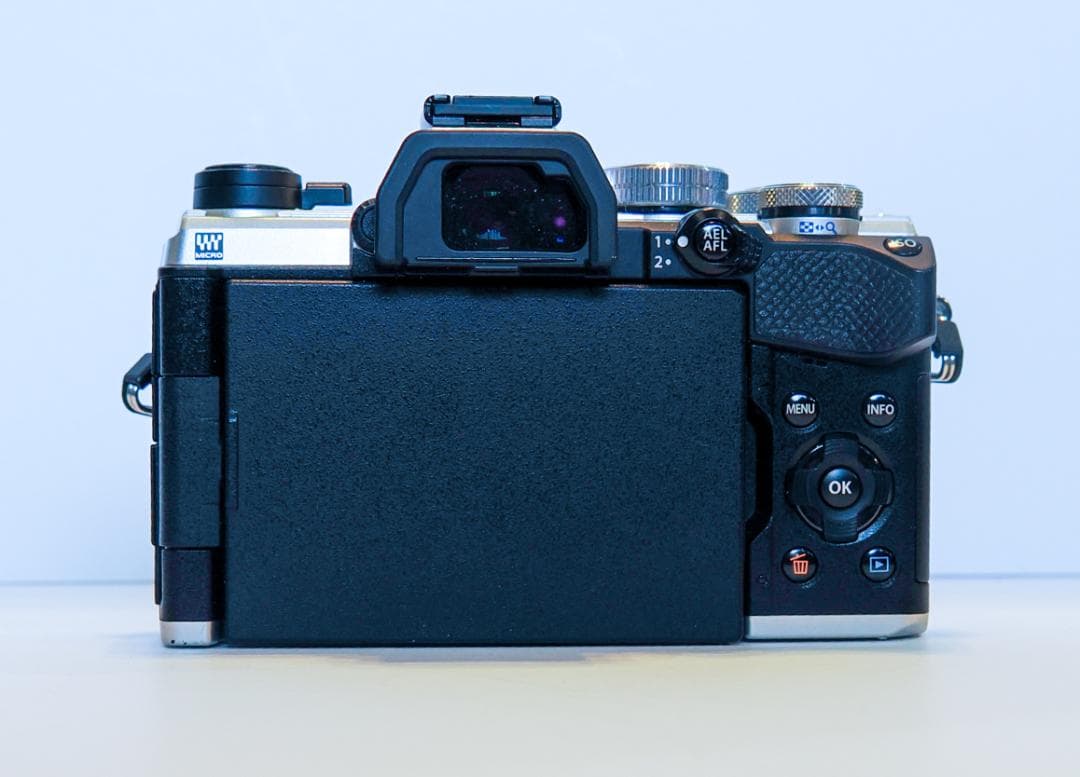 ミラーレス一眼【OM-5】本体のみ。いま注目のマイクロフォーサーズ機