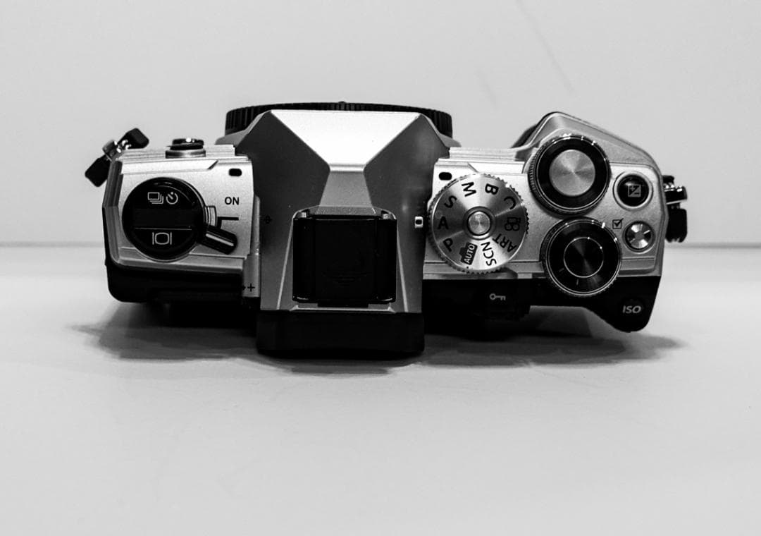 ミラーレス一眼【OM-5】本体のみ。いま注目のマイクロフォーサーズ機