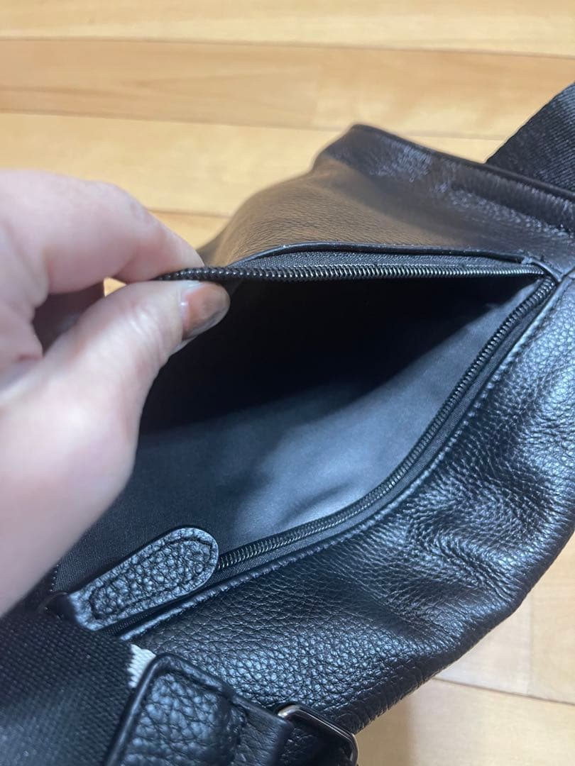 黒 レザー ショルダーバッグ ドット柄