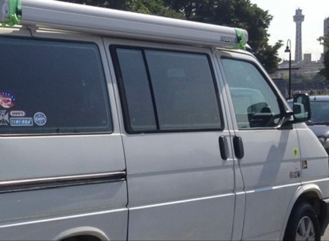 フォルクスワーゲン・ユーロバン　ウェストファリア用の右スライドドアの窓ガラス