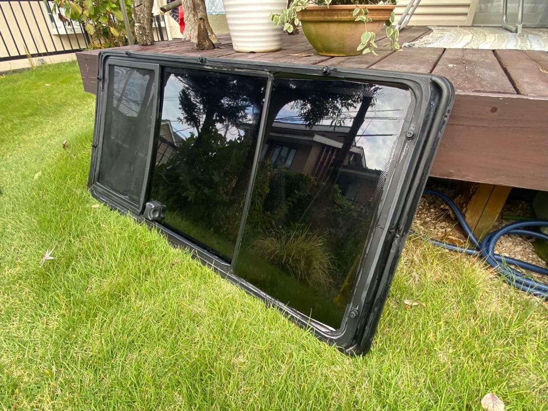 フォルクスワーゲン・ユーロバン　ウェストファリア用の右スライドドアの窓ガラス