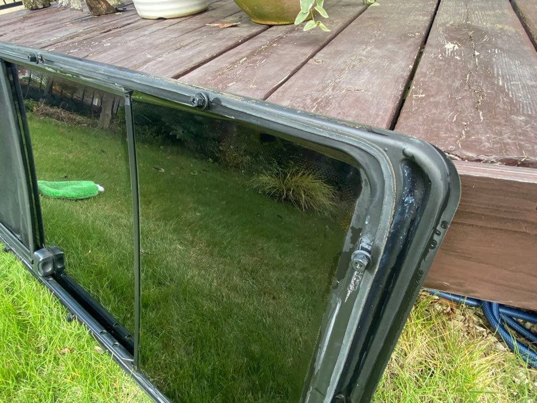 フォルクスワーゲン・ユーロバン　ウェストファリア用の右スライドドアの窓ガラス