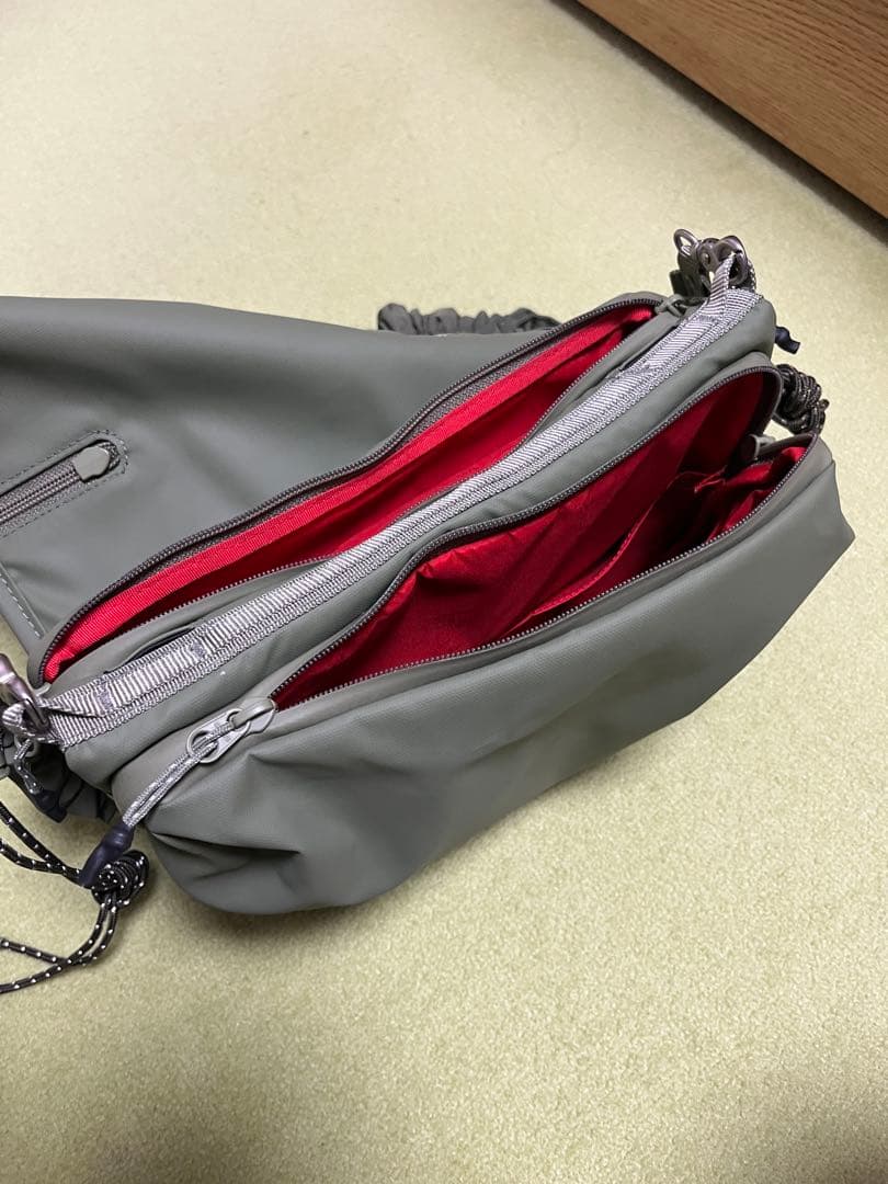 topologie メッセンジャーバッグ カーキ