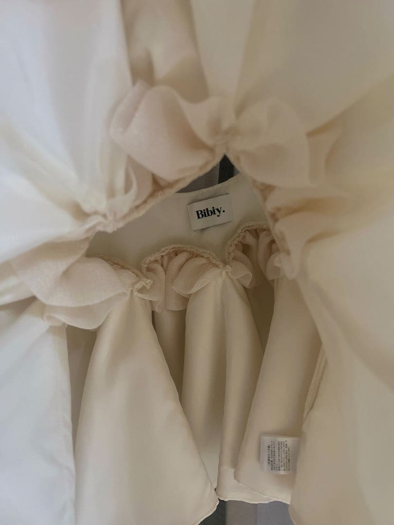 Bibiy ホワイト花びらトップス
