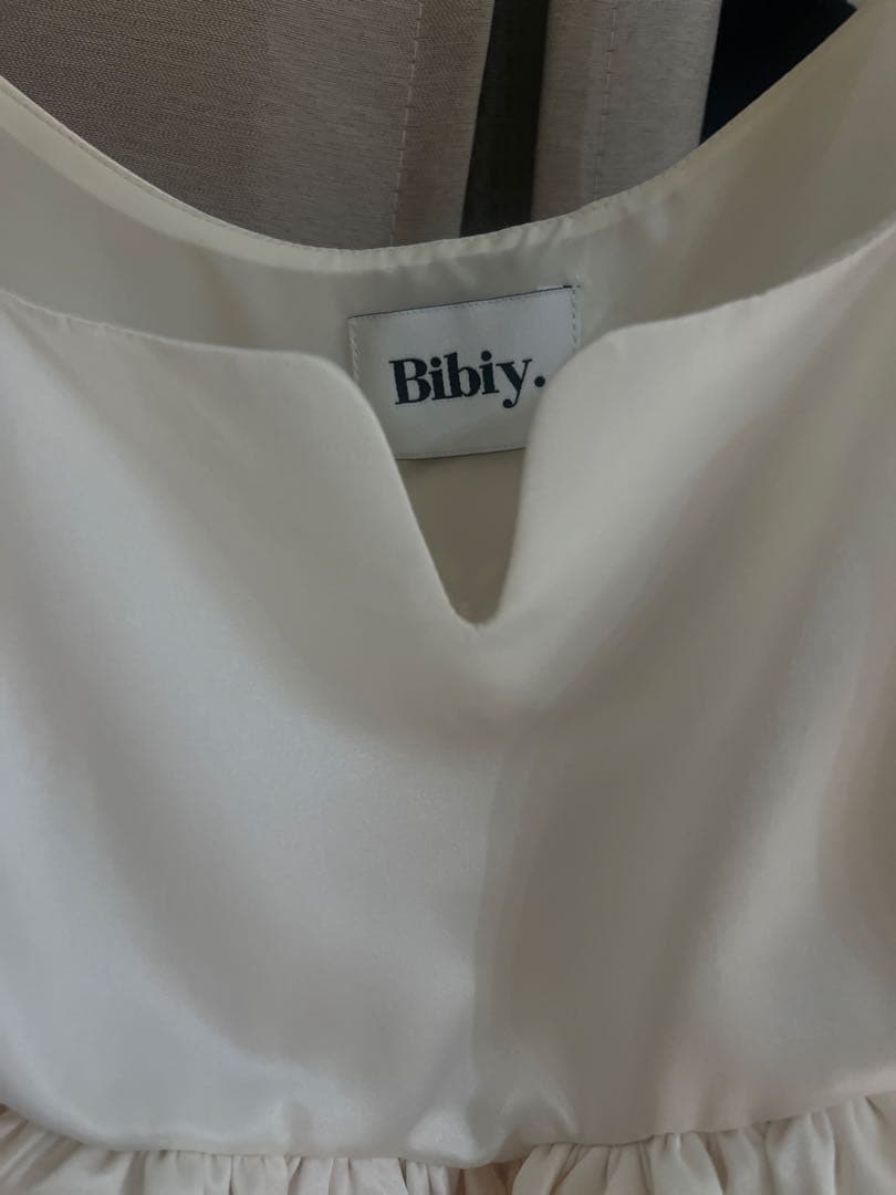 Bibiy ホワイト花びらトップス