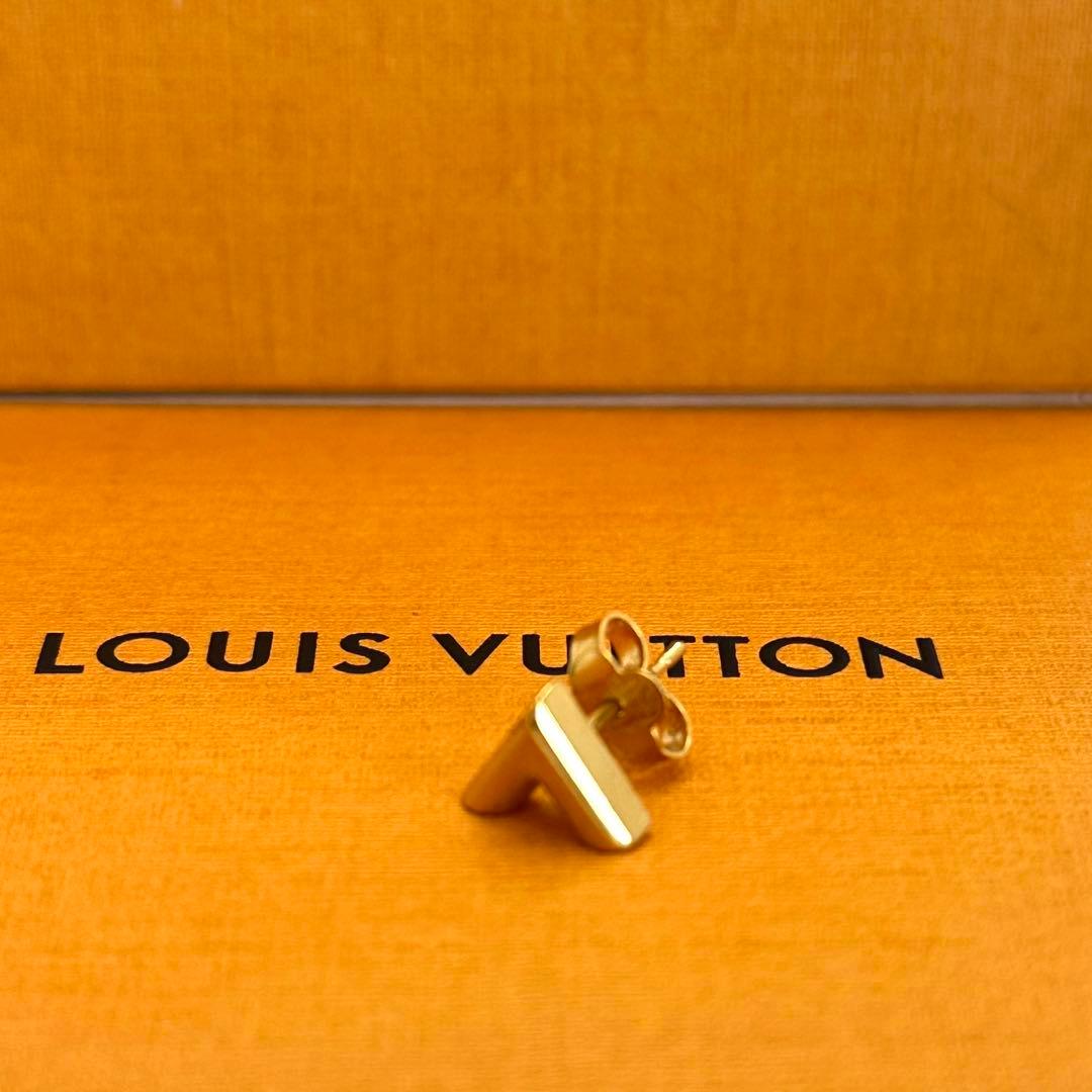 希少✨LOUISVUITTON エッセンシャル　V ピアス　ゴールド　刻印