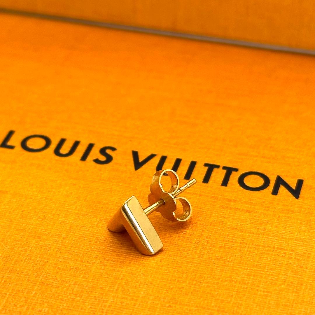 希少✨LOUISVUITTON エッセンシャル　V ピアス　ゴールド　刻印