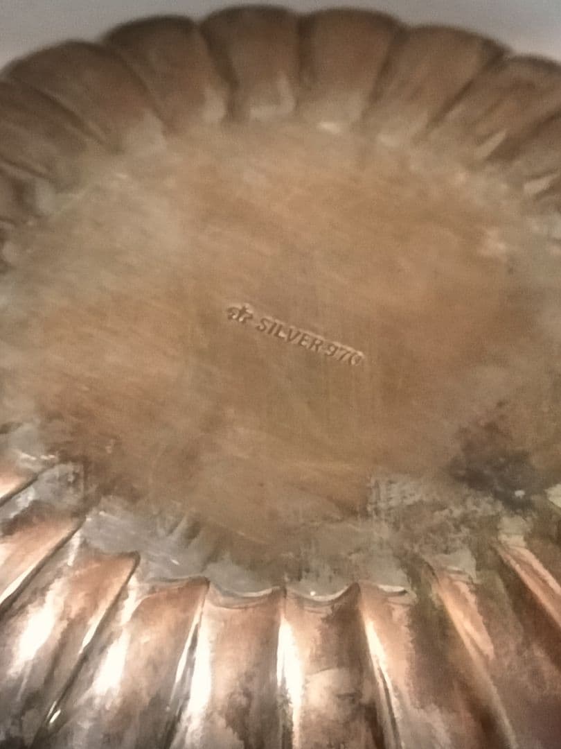 銀製トロフィーと花弁型皿セット