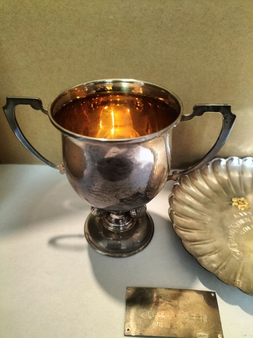 銀製トロフィーと花弁型皿セット