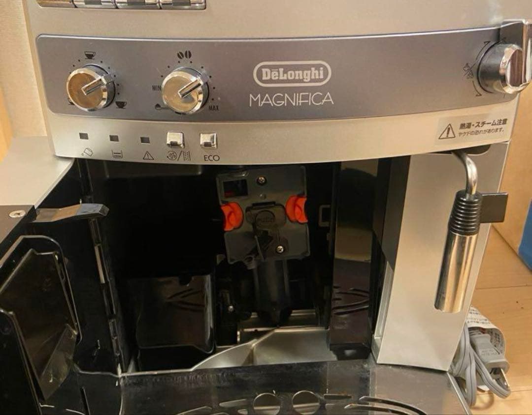 コーヒーメーカー・エスプレッソマシン DeLonghi Magnifica ESAM03110S