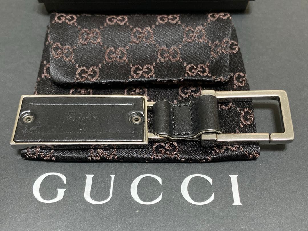 グッチ　GUCCI　キーホルダー　レザー　ロゴ刻印　保存袋付