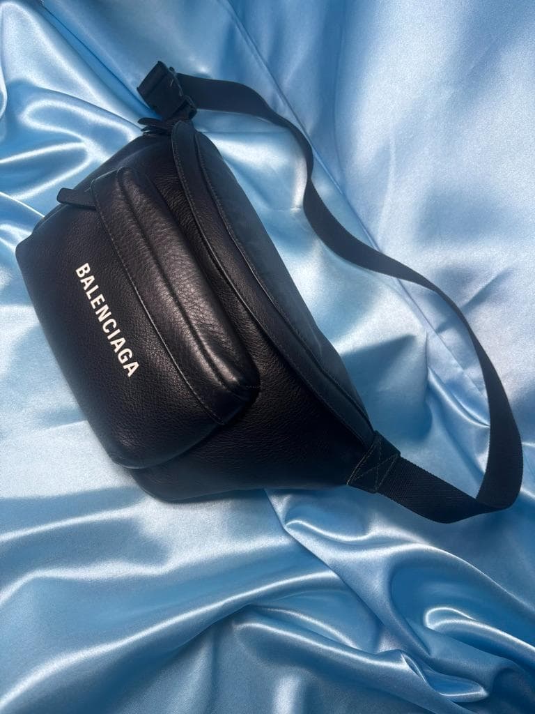 【極美品】BALENCIAGA ボディバッグ ウエストポーチ レザー ブラック