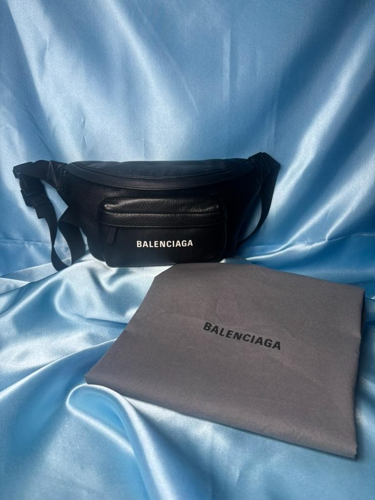 【極美品】BALENCIAGA ボディバッグ ウエストポーチ レザー ブラック