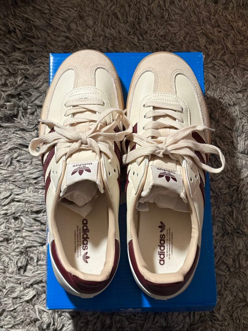 adidas ホワイト バーガンディ スニーカー