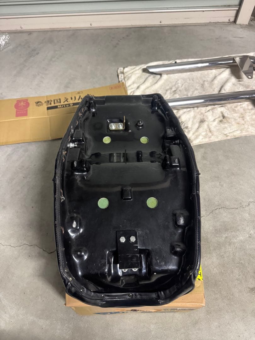 YAMAHA xjr400 ロゴ付き タックロールシート 段付き