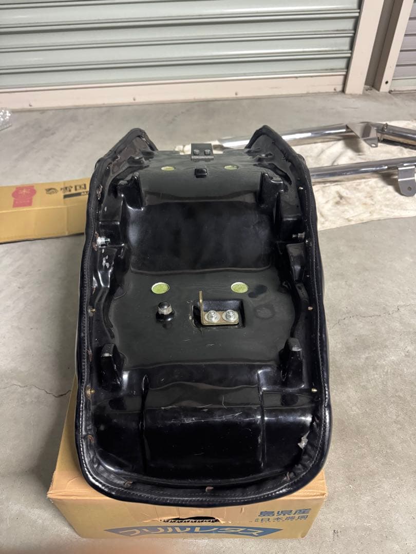 YAMAHA xjr400 ロゴ付き タックロールシート 段付き