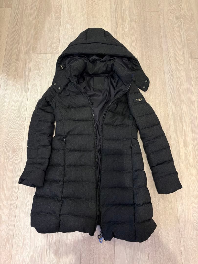 【TATRAS】ブラックダウンジャケット フード付き