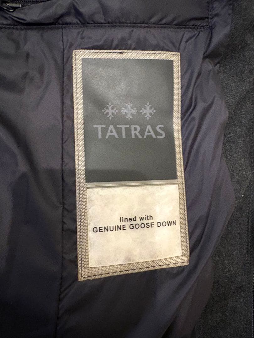 【TATRAS】ブラックダウンジャケット フード付き