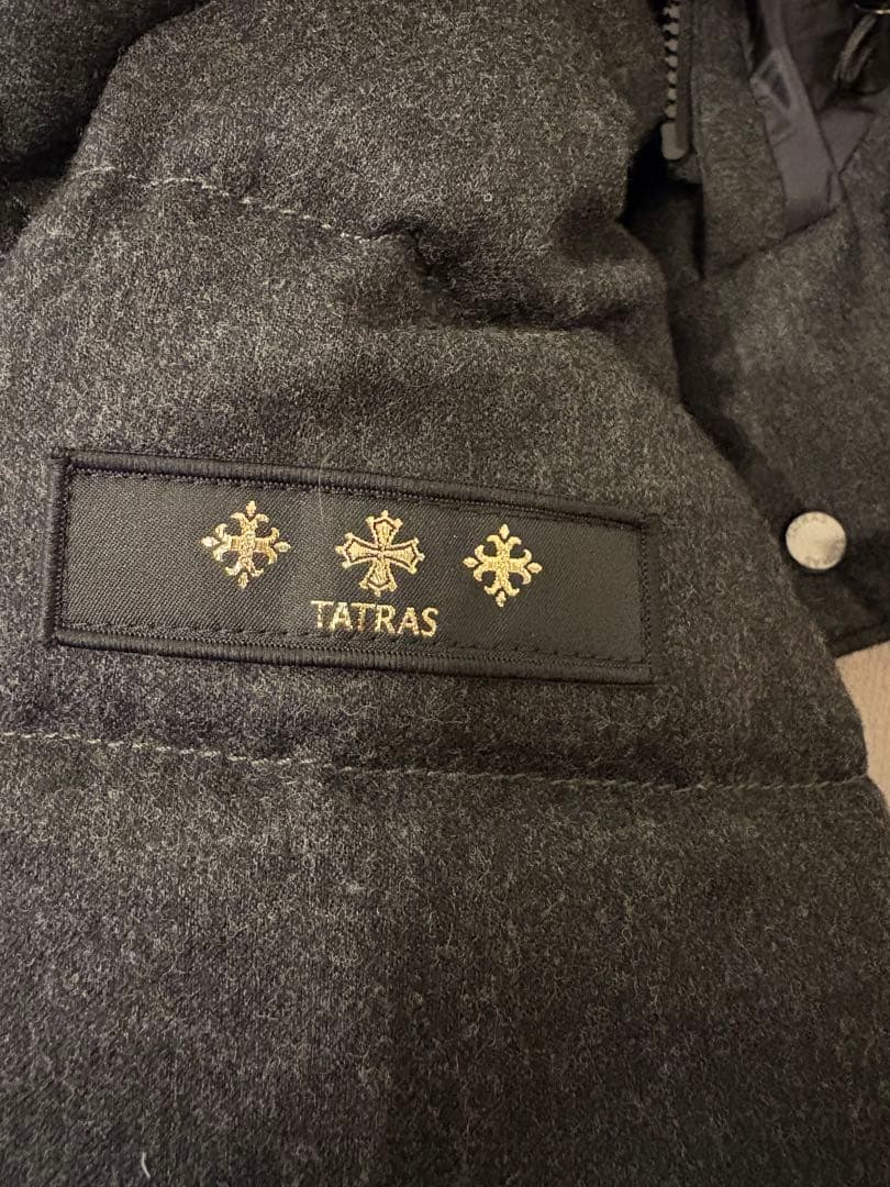 【TATRAS】ブラックダウンジャケット フード付き