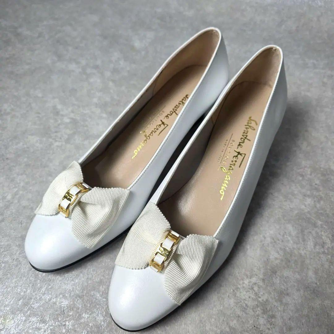 極美品 フェラガモ ホワイト リボン パンプス レザー 24cm