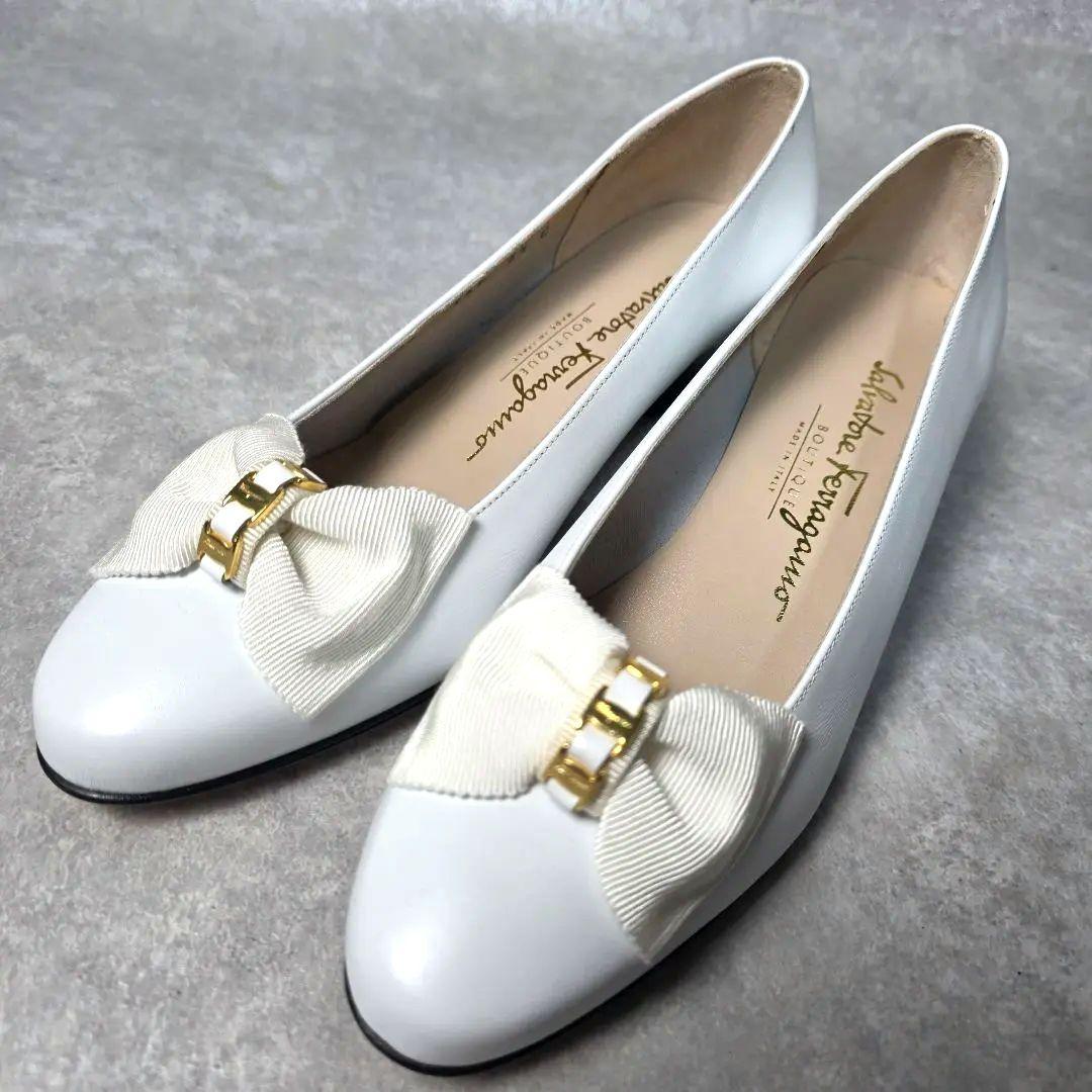 極美品 フェラガモ ホワイト リボン パンプス レザー 24cm