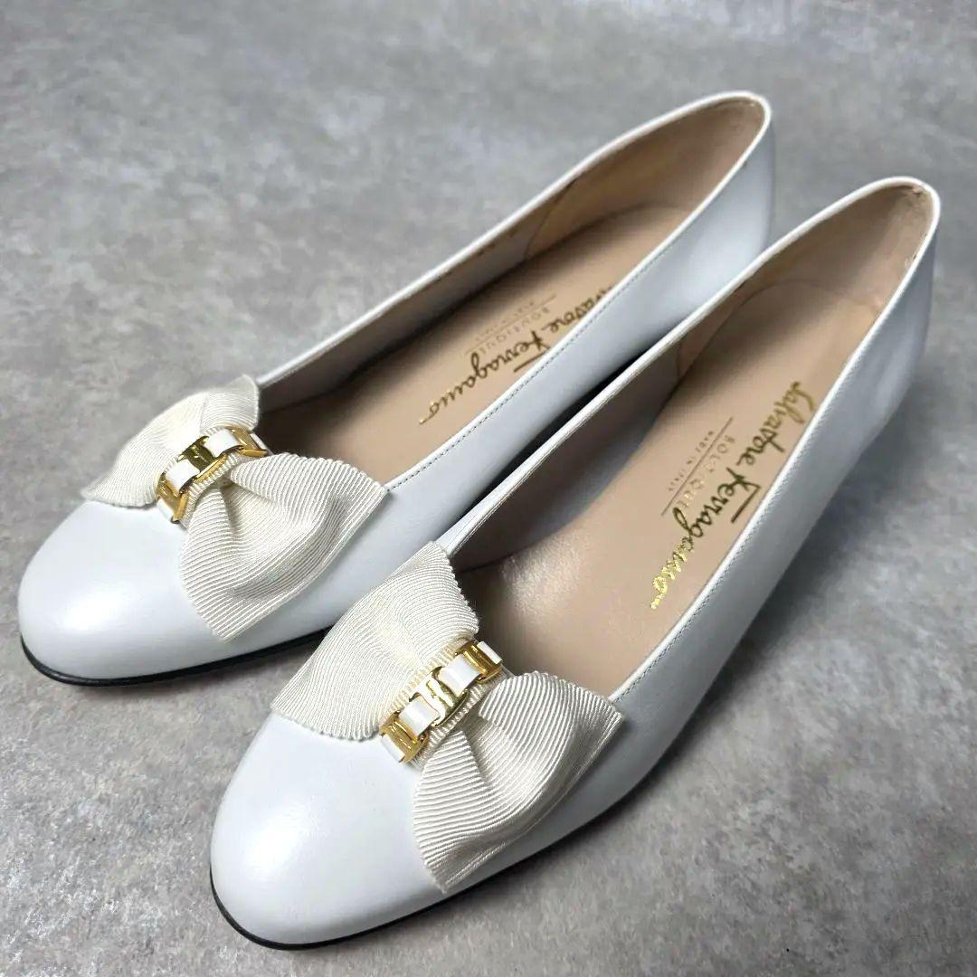 極美品 フェラガモ ホワイト リボン パンプス レザー 24cm