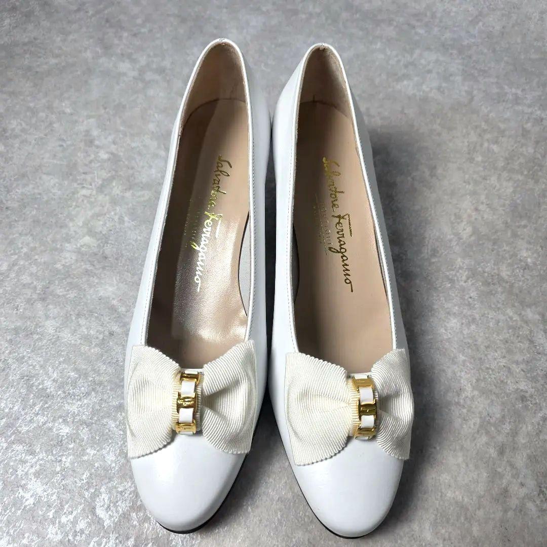 極美品 フェラガモ ホワイト リボン パンプス レザー 24cm
