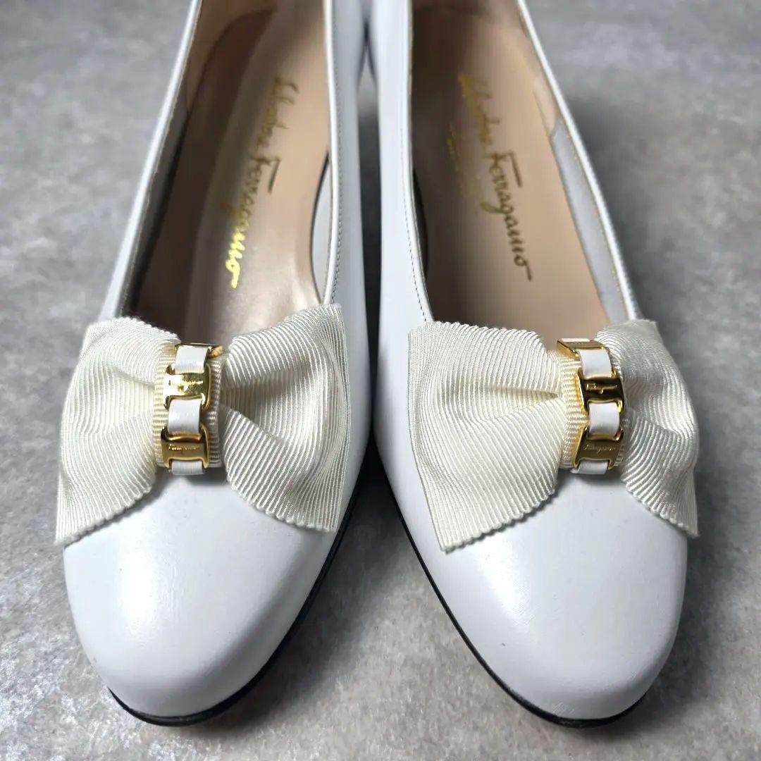 極美品 フェラガモ ホワイト リボン パンプス レザー 24cm