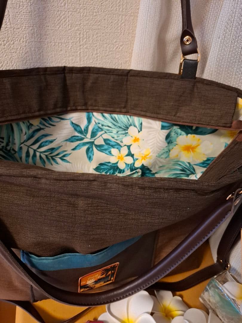 最終お値下げ!　ハワイアンキルト　大きめ横長　バッグ　2WAY　革タグチャーム付