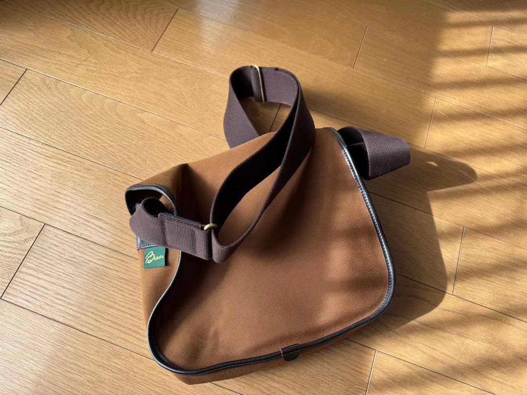 Brady Stour ブラウンキャンバスショルダーバッグ