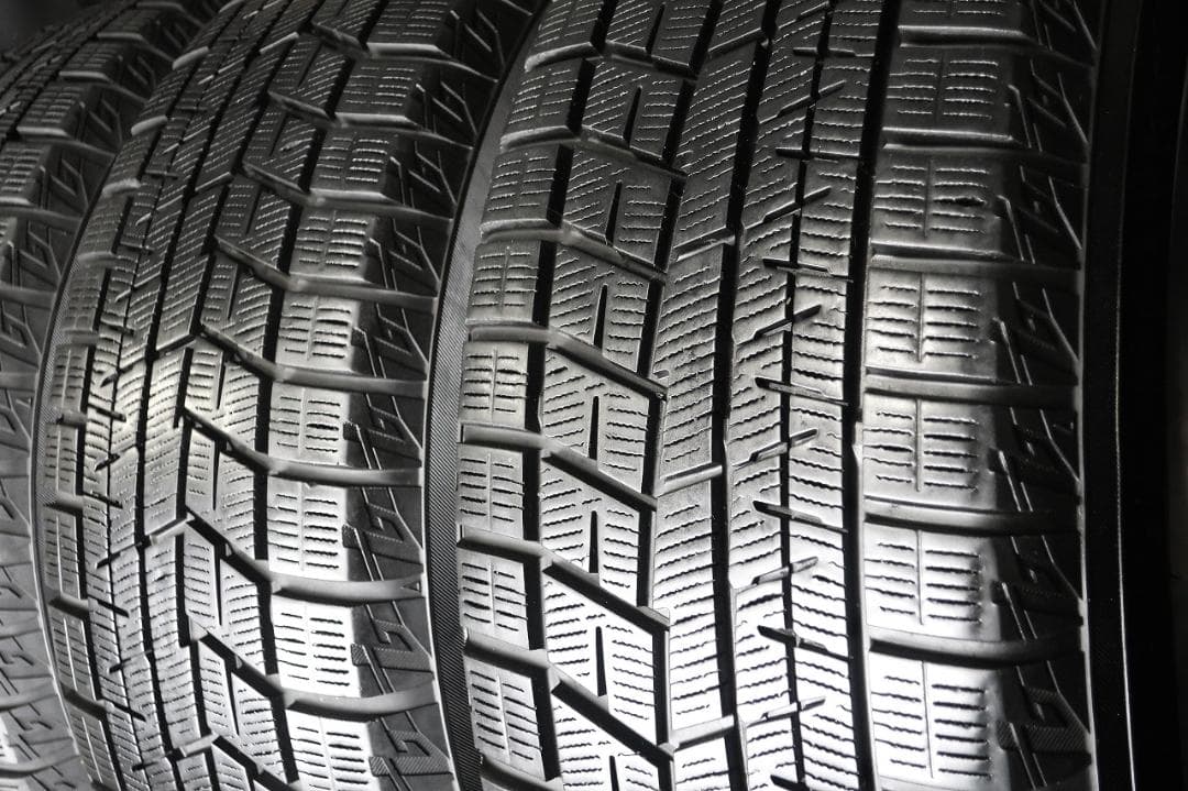 トヨタ純正 200系 クラウン ロイヤル 国産スタッドレス 215/60R16