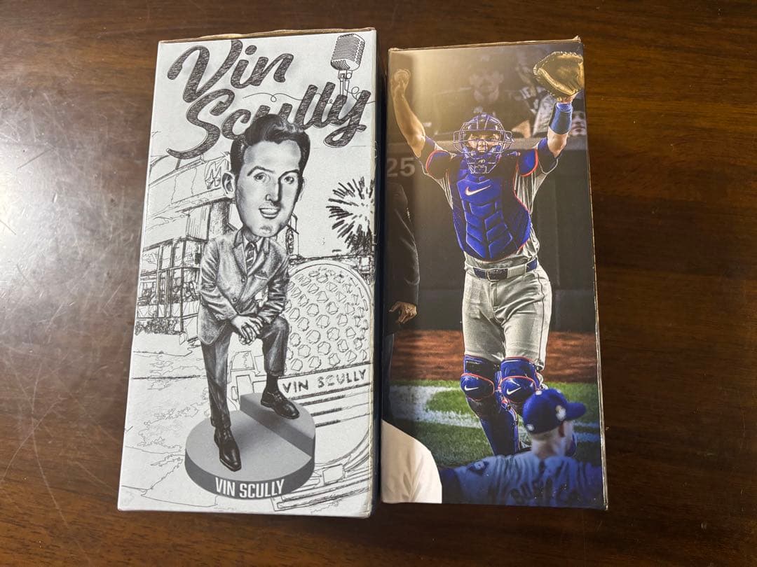 ドジャース ビンスカリーボブルヘッドと非売品缶バッジ