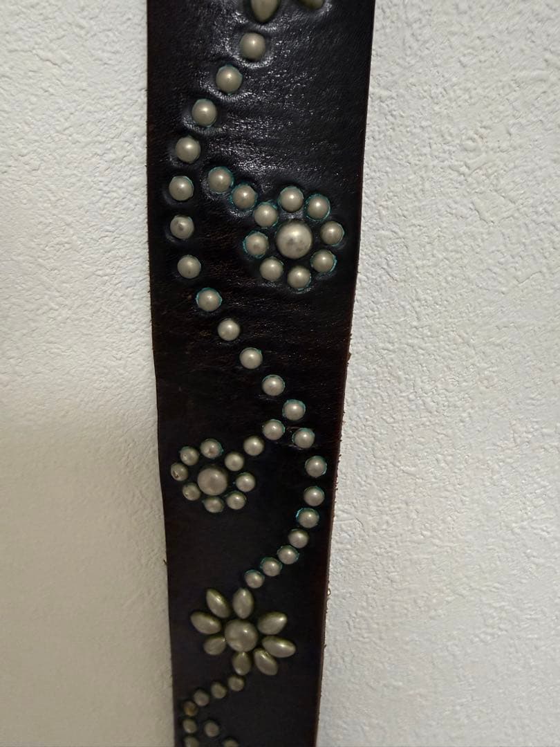 【36】HTC フラワー　スタッズベルト　黒