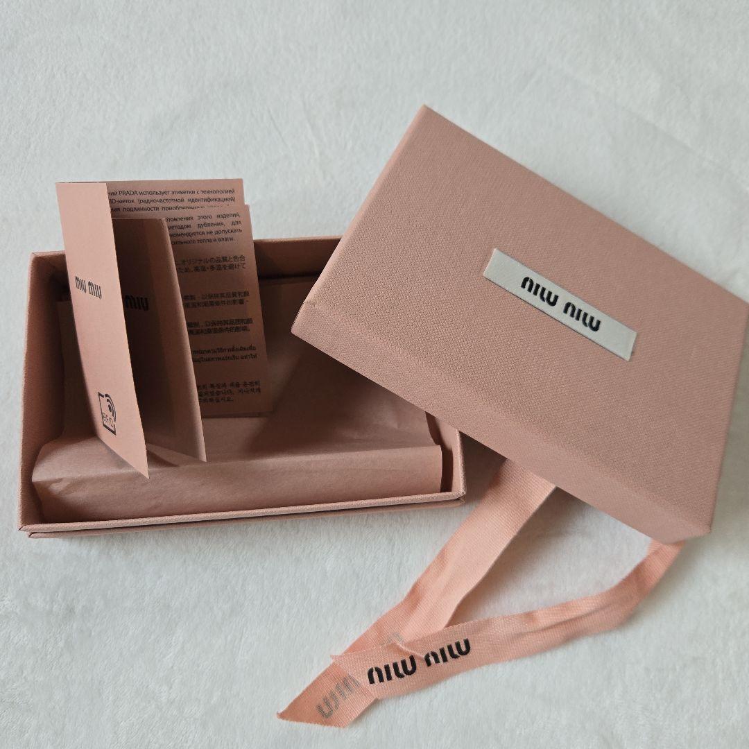 miu miu スマホストラップ 水色