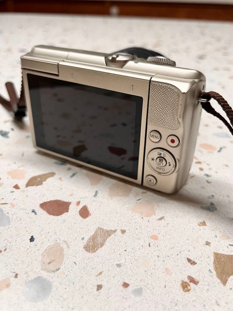 EOS M200リミテッドゴールドキット