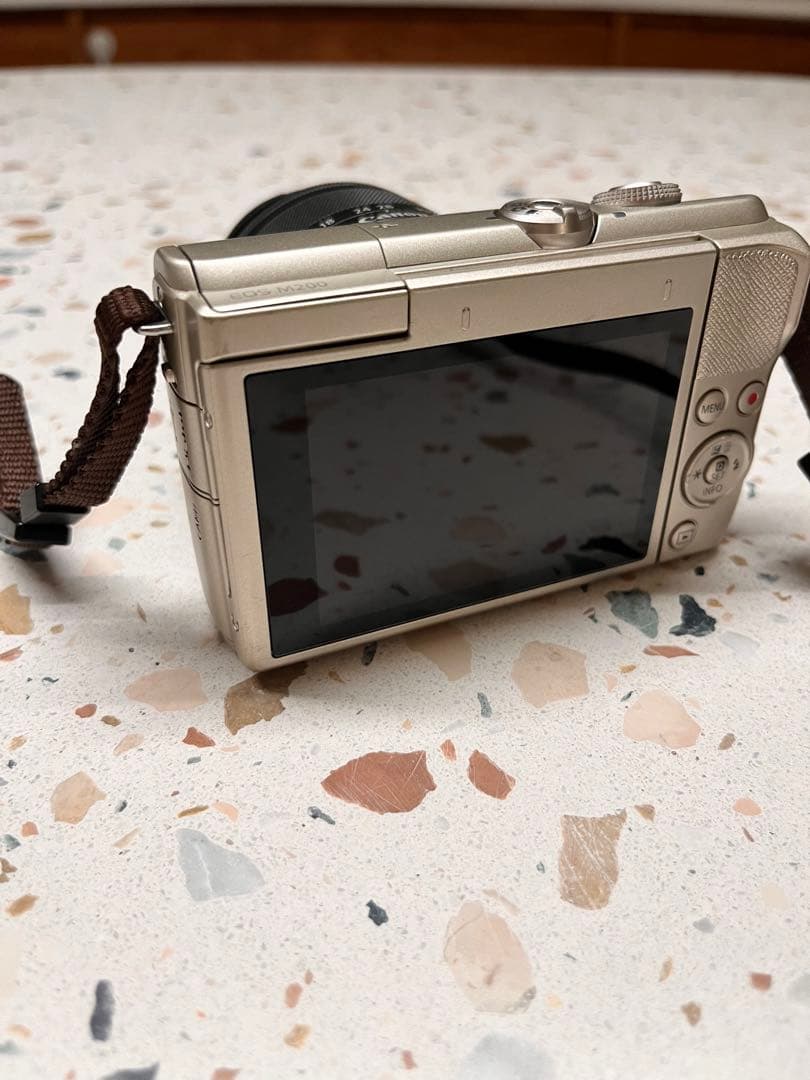 EOS M200リミテッドゴールドキット