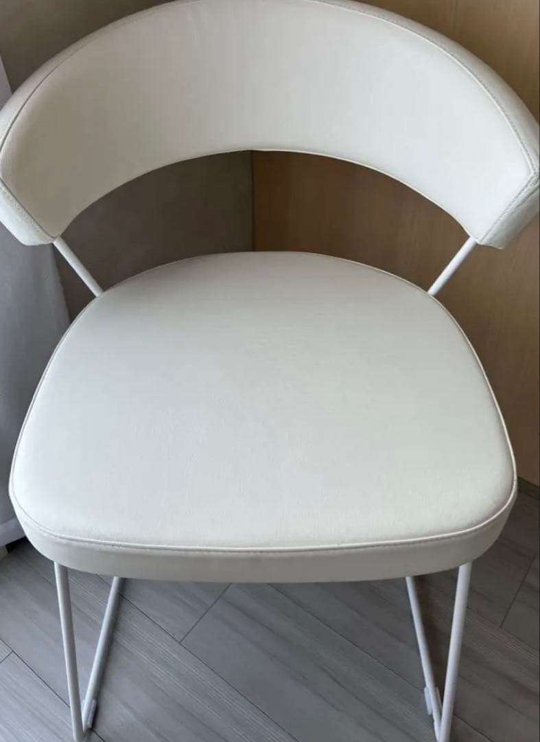 カリガリス　ダイニングチェアー1脚です。