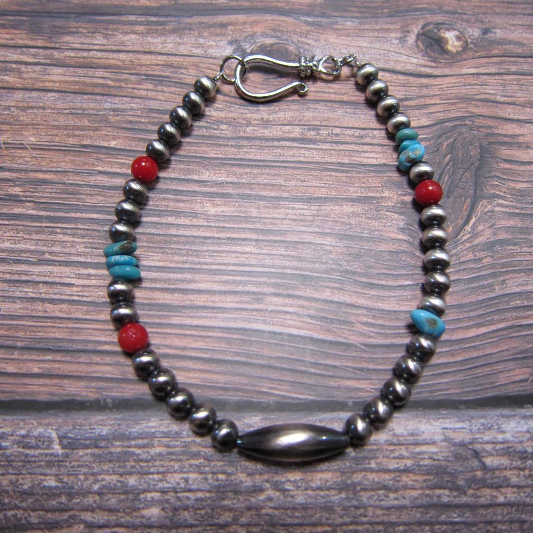 YQ936ナバホパールとキングマンターコイズさざれ、レッドコーラルのブレスレット
