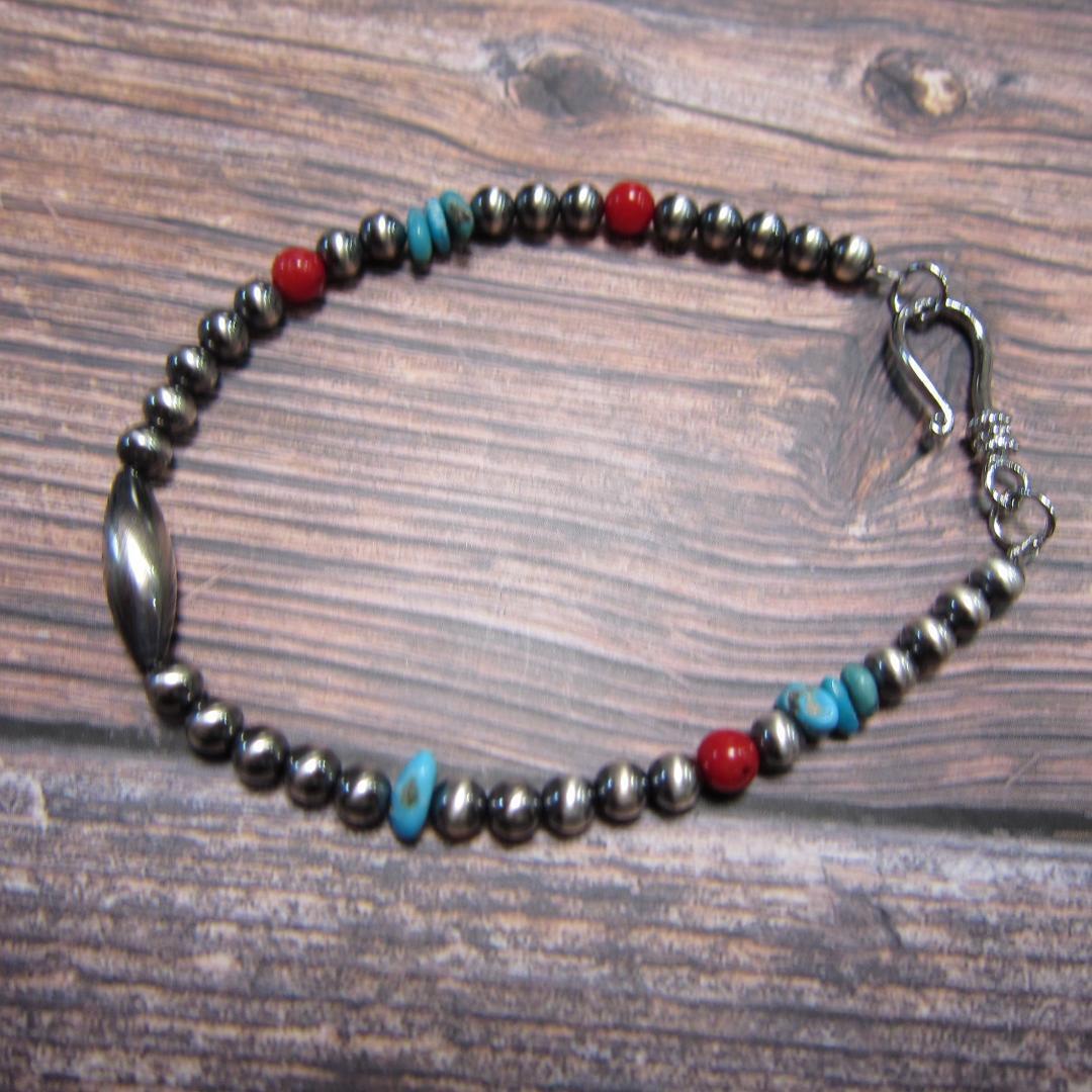 YQ936ナバホパールとキングマンターコイズさざれ、レッドコーラルのブレスレット