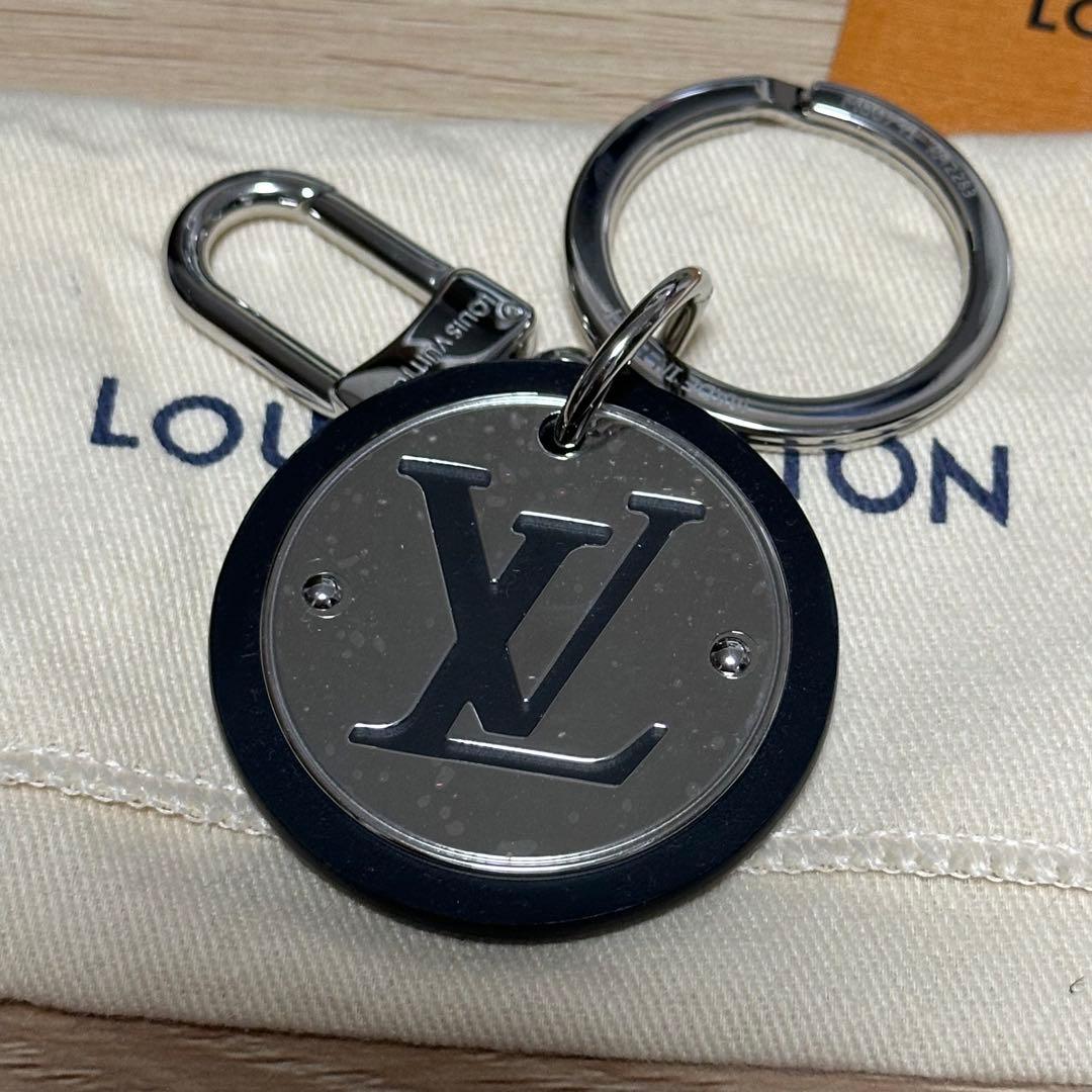 Louis Vuitton ブラックメタルキーホルダー