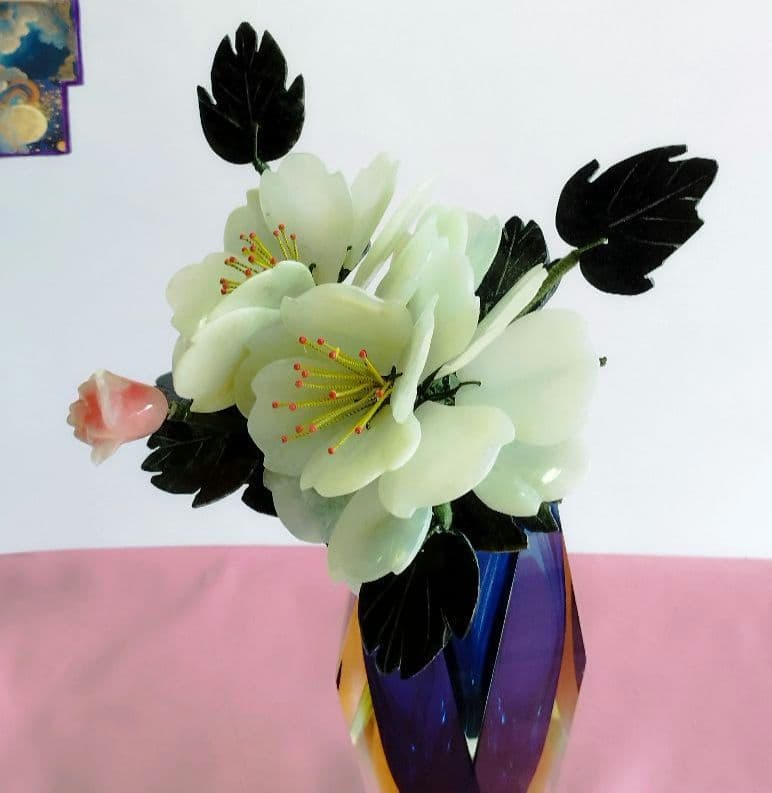 イタリアのヴェネツィアで作られたムラーノガラス工芸品。と翡翠のボタンの花