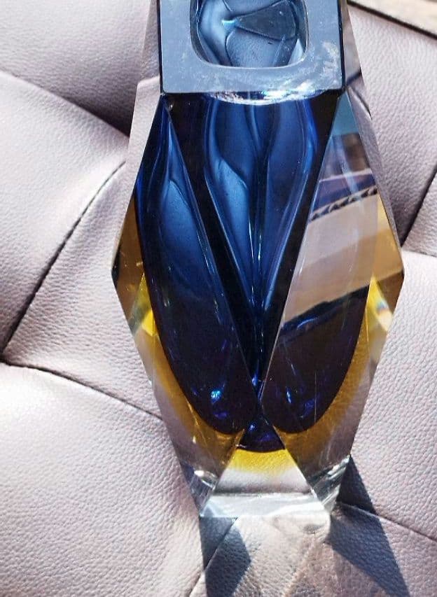 イタリアのヴェネツィアで作られたムラーノガラス工芸品。と翡翠のボタンの花