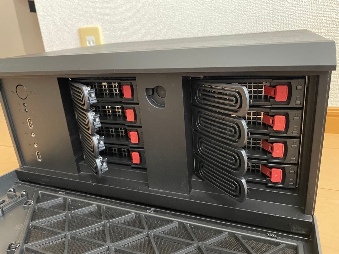 Silverstone SST-CS381B ホットスワップベイ12基対応