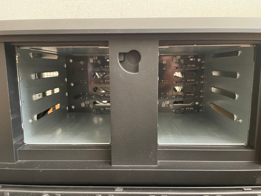 Silverstone SST-CS381B ホットスワップベイ12基対応