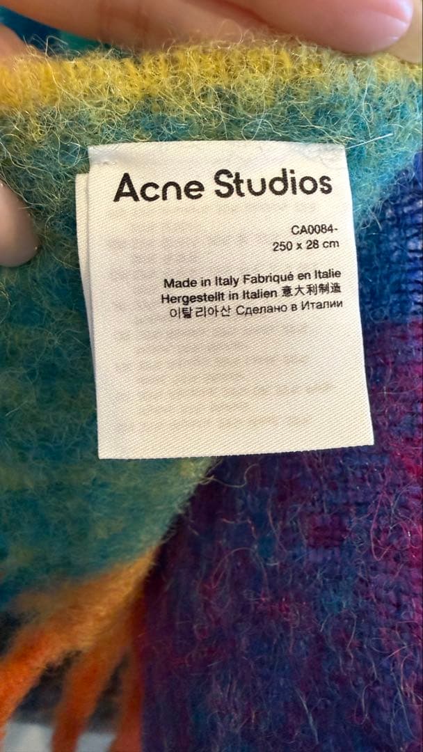 アクネ　マフラー