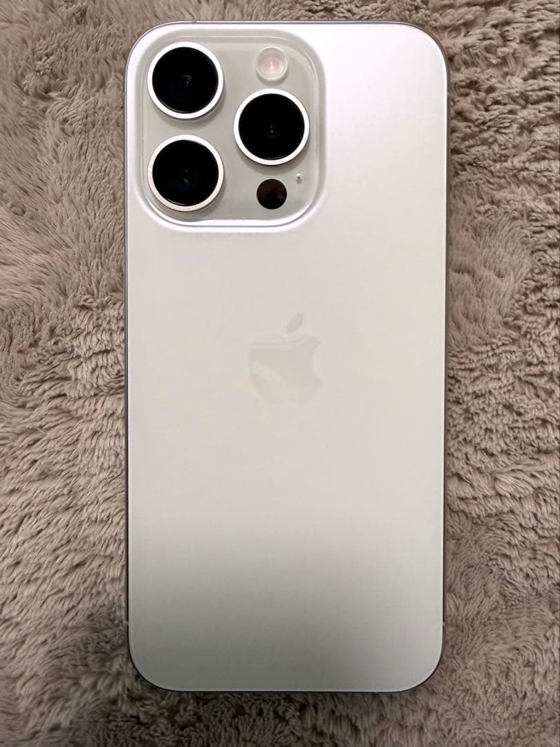 Apple iPhone 15 Pro 256G ホワイトチタニウム本体