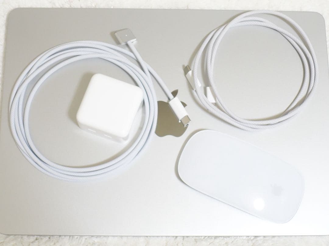 MacBook本体 MacBook Air M2 8G 512GB / Magic Mouse